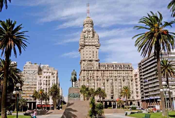 O Palácio Salvo é um edifício em Montevidéu, Uruguai, desenhado pelo arquiteto italiano Mario Palanti, um imigrante italiano que vivia em Buenos Aires. Foi inaugurado no ano de 1928. Com os seus 95 metros e 27 pisos, foi a torre mais alta da América do Sul por vários anos. Reprodução: Flipar