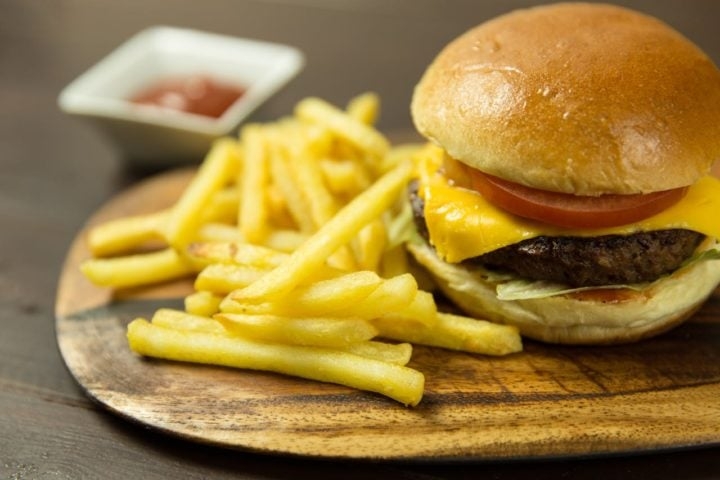Por outro lado, há também os alimentos que devem ser evitados quando se trata de saúde do coração. Alguns exemplos são os processados e os ultraprocessados como salgadinhos, refrigerantes, embutidos e fast food, ricos em sódio, açúcar e gorduras saturadas. Reprodução: Flipar
