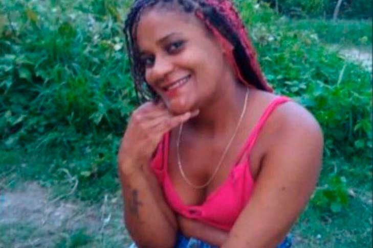 Em 25/5, a cabeleireira Márcia Soares, 26 anos, morreu ao levar choque em celular ligado na tomada em Lagoa do Carro (PE).  Reprodução: Flipar