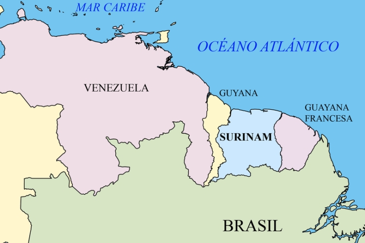 A Guiana Francesa faz fronteira com o Suriname a oeste e o Brasil a sul e leste. O Oceano Atlântico está localizado ao norte. Reprodução: Flipar