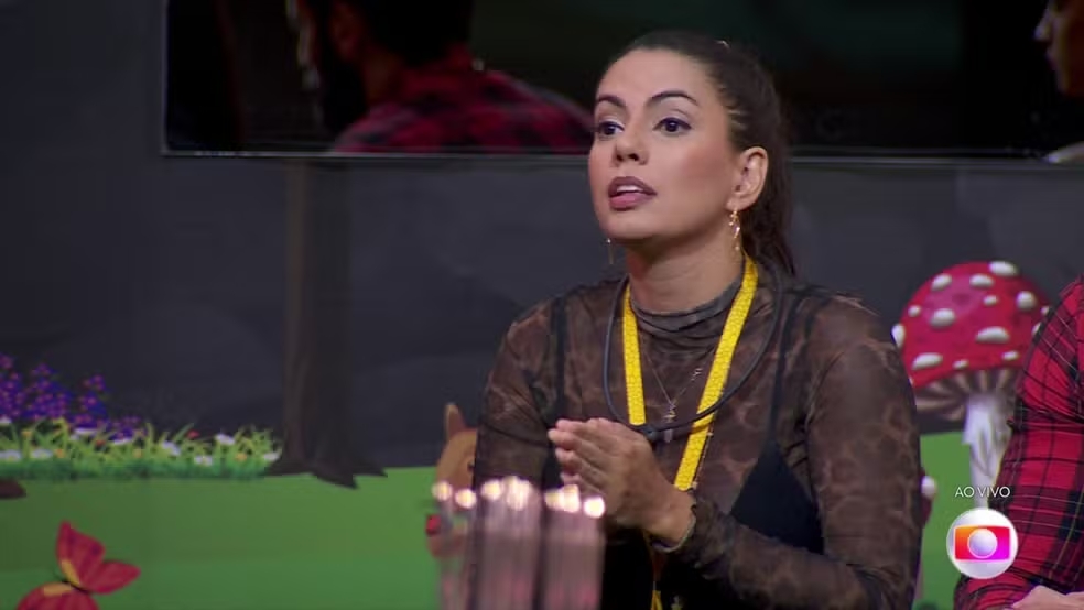 Fernanda acabou ganhando um invertida do apresentador após debochar da produção do BBB 24. Em meio a uma discussão no Sincerão com Alane, a sister fala quando foi interrompida pela rival, que levou um alerta do apresentador. "É, ó... Cadê? Cadê a direção?", disse Fernanda. No fim da briga, Tadeu falou diretamente com ela. "Fernanda, pode ficar tranquila que a gente está dirigindo daqui o tempo de todo mundo". Reprodução/Globo