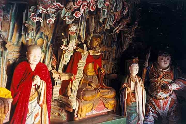 O mosteiro conta com estátuas de Buda, Confúcio e Lao-Tsé, lideranças espirituais das três religiões, ou filosofias religiosas. 
 Reprodução: Flipar