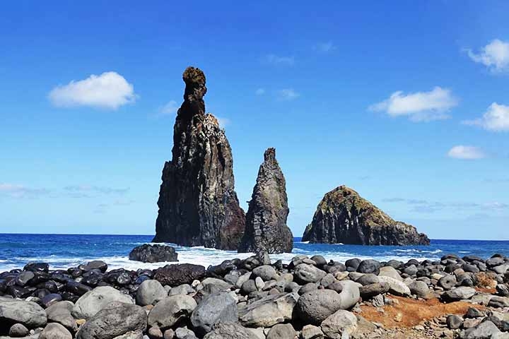A Praia da Ribeira da Janela é uma praia isolada e de beleza única, com águas claras e rodeada por rochas imponentes. Embora a praia tenha uma areia escura, suas vistas deslumbrantes e o ambiente tranquilo a tornam um local popular para quem busca um refúgio. Reprodução: Flipar
