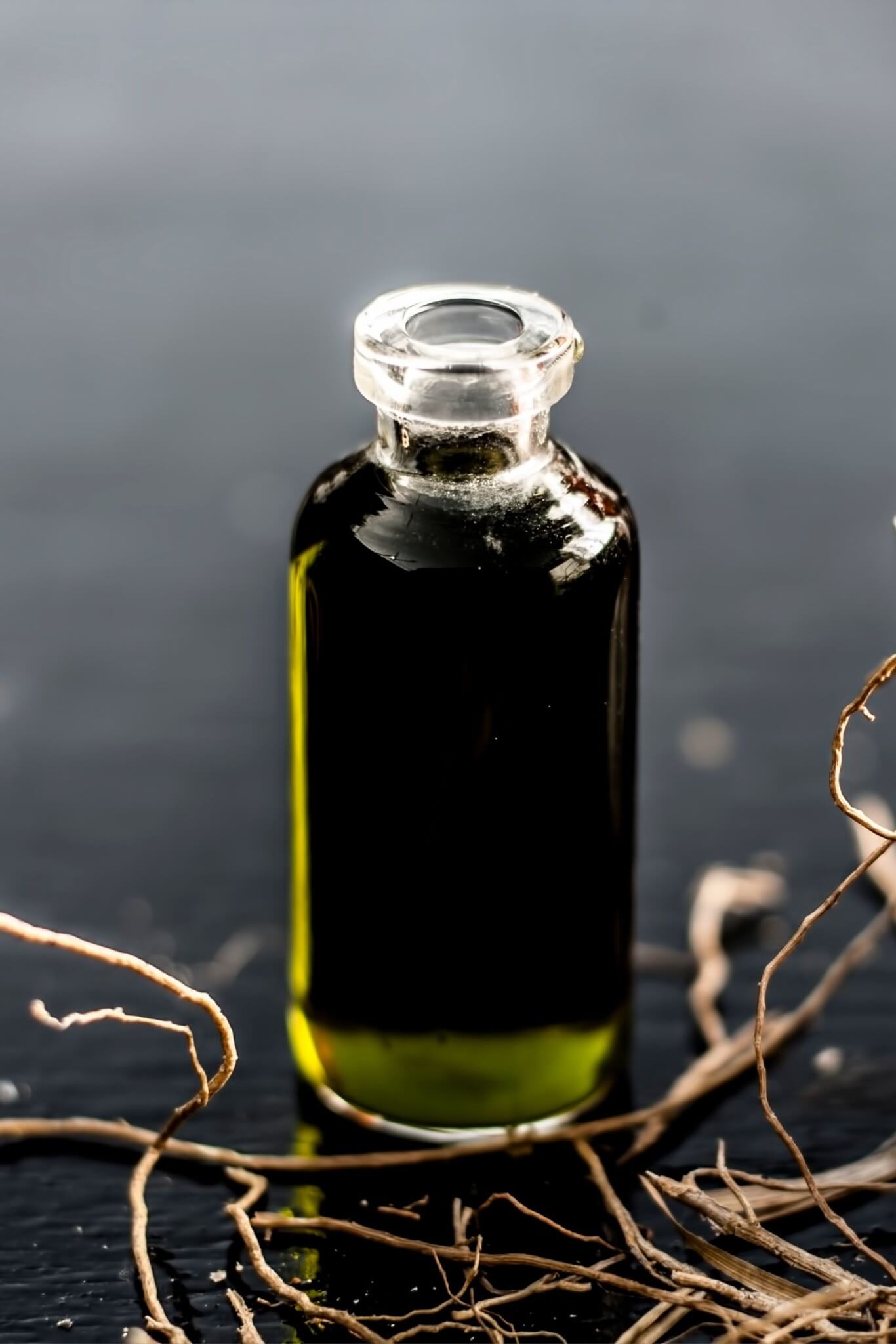 5. Vetiver Óleo essencial de vetiver contribui para trazer movimento e energia, trabalhar a ansiedade e conectar com a energia da terra, trazendo para o momento presente, aqui e agora. Reprodução: EdiCase