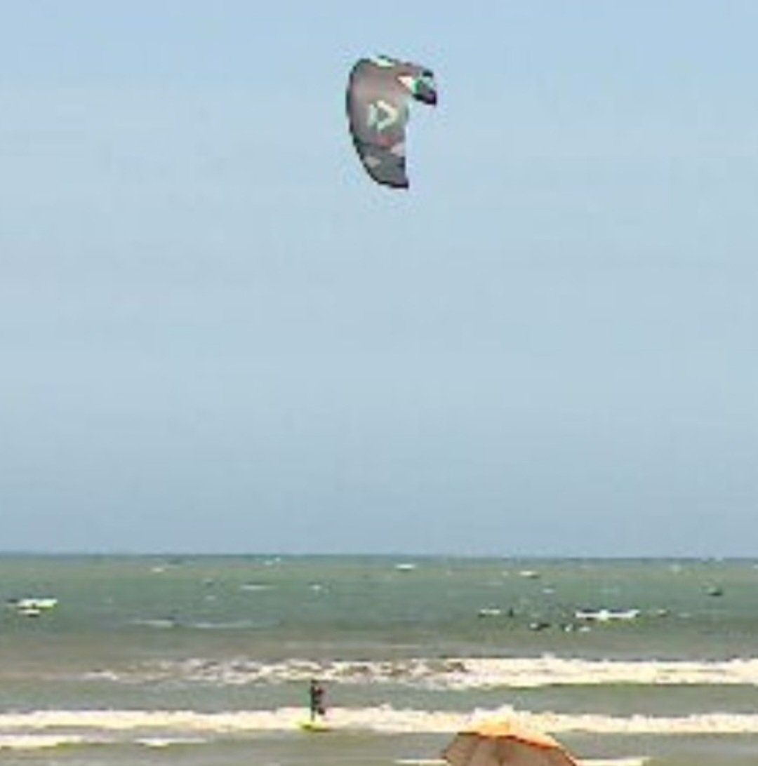 Outra alternativa que tem praticantes fiéis é o Kitesurf, modalidade em que a pessoa, com uma pipa presa à cintura,fica sobre a prancha e segue  impulsionada pelo vento. Reprodução: Flipar