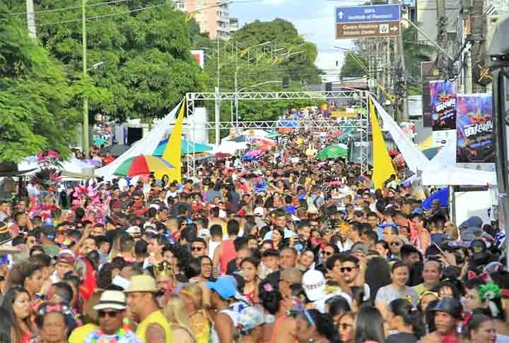 Como em outras capitais do país, o carnaval manauara tem festas para multidões nas  ruas. Blocos e bandas agitam os foliões com diversidade rítmica - marchinhas, samba, frevo, axé, entre outros.  Reprodução: Flipar