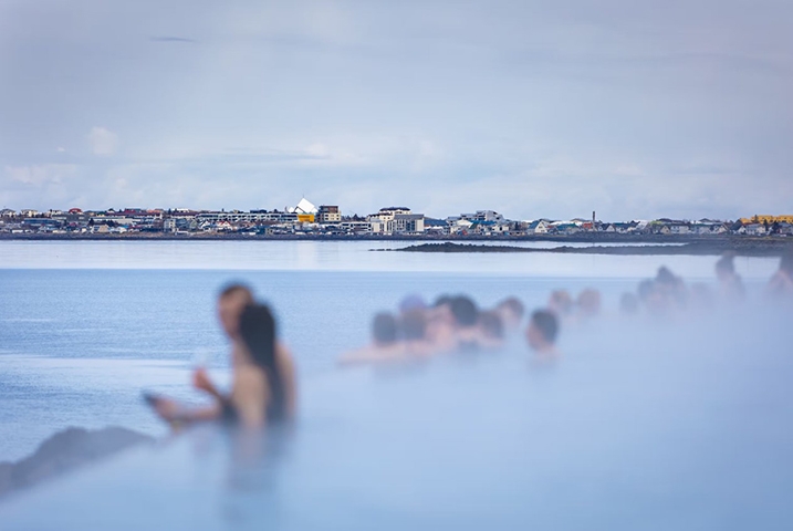 Na Islândia, é possível ver lagos e cavernas de gelo,além de muitas baleias em torno da ilha. O país também é rico em SPAs e parques aquáticos com águas termais.  Reprodução: Flipar