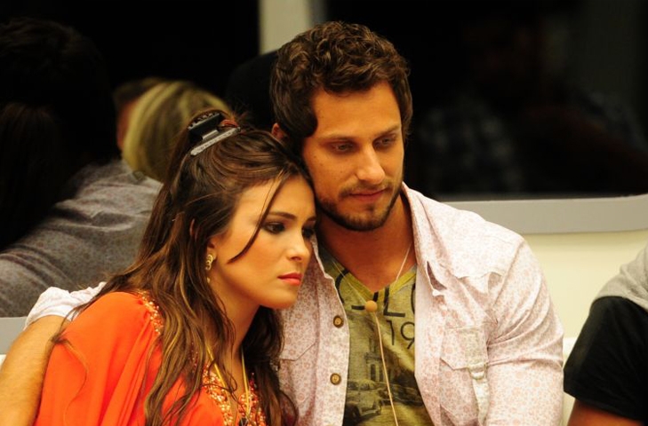 Outro casal formado no BBB13 foi Kamilla Salgado e Eliéser Ambrósio, que foi do BBB10 e teve um affair com Cacau. Eles não foram longe no jogo, mas estão juntos até hoje. Ele é modelo e DJ, enquanto a ex-modelo se formou em administração. Eles têm dois filhos: Bento e Victoria.. Reprodução: Flipar
