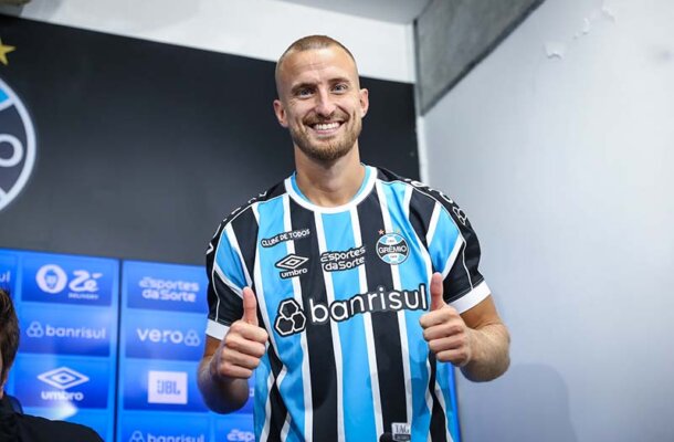 RODRIGO ELY - Deu muito mole no jogo aéreo, o que foi determinante para o Timão conseguir a virada no fim do 1º tempo. Falhou em dois gols - NOTA  4,0 - Foto: Lucas Uebel/ Grêmio