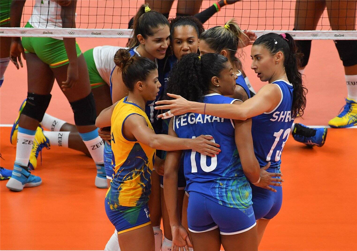 Seleção de feminina de vôlei comemora vitória sobre Camarões na estreia nas Olimpíadas. Foto: DIVULGAÇÃO/TIME BRASIL