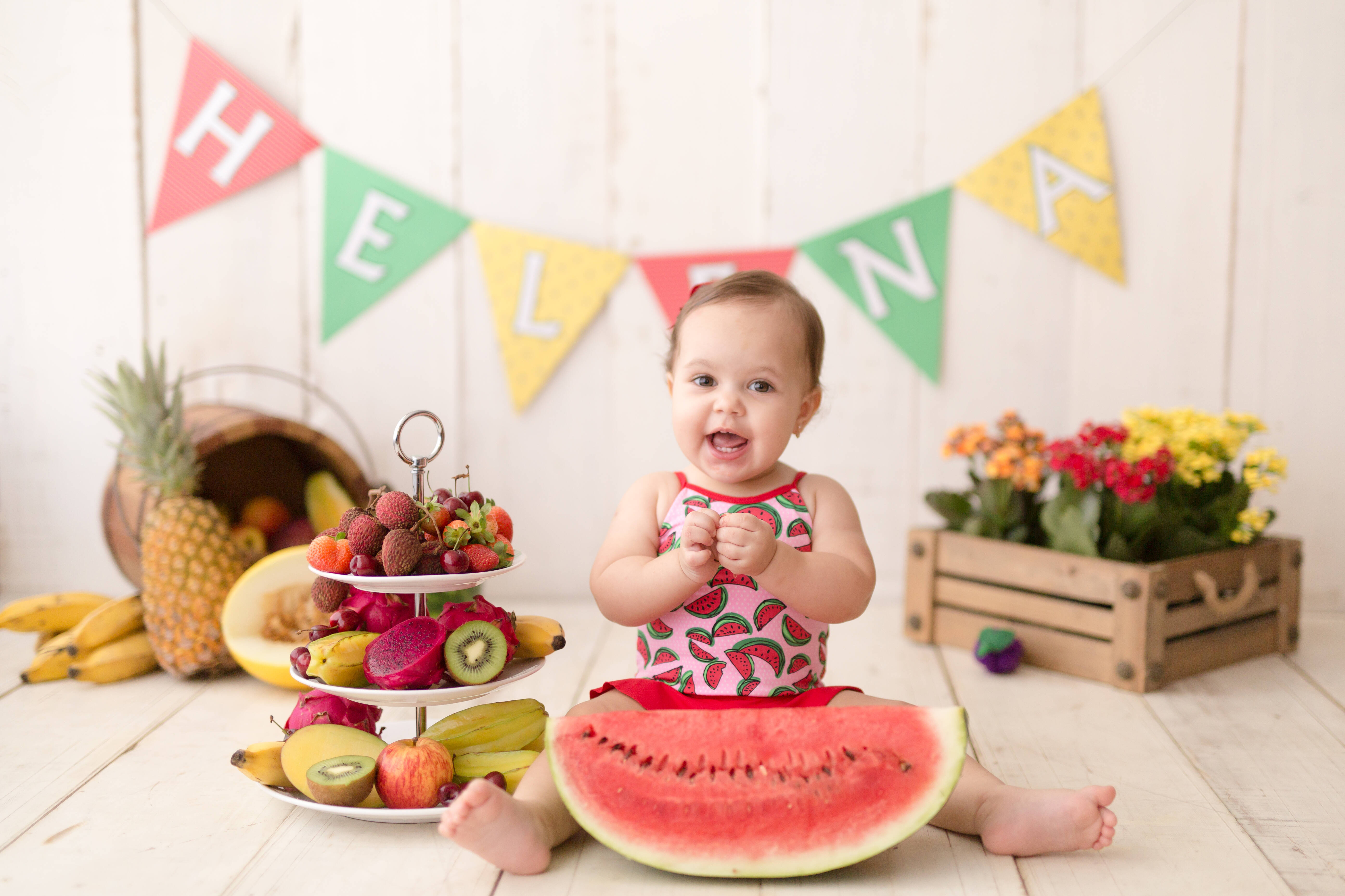 A ideia de ensaios como "Smash the Fruit" e "Smash the Cake" é deixar a criança experimentar os sabores e fazer bagunça. Foto: Divulgação/Nina Estanislau