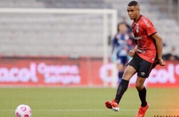 ERICK - Foi muito feliz matando a bola e mandando uma bomba para abrir o placar. Sempre ativo na marcação e no apoio. Um dos melhores. NOTA 7,0. - Foto: Gustavo Oliveira / Athletico Paranaense