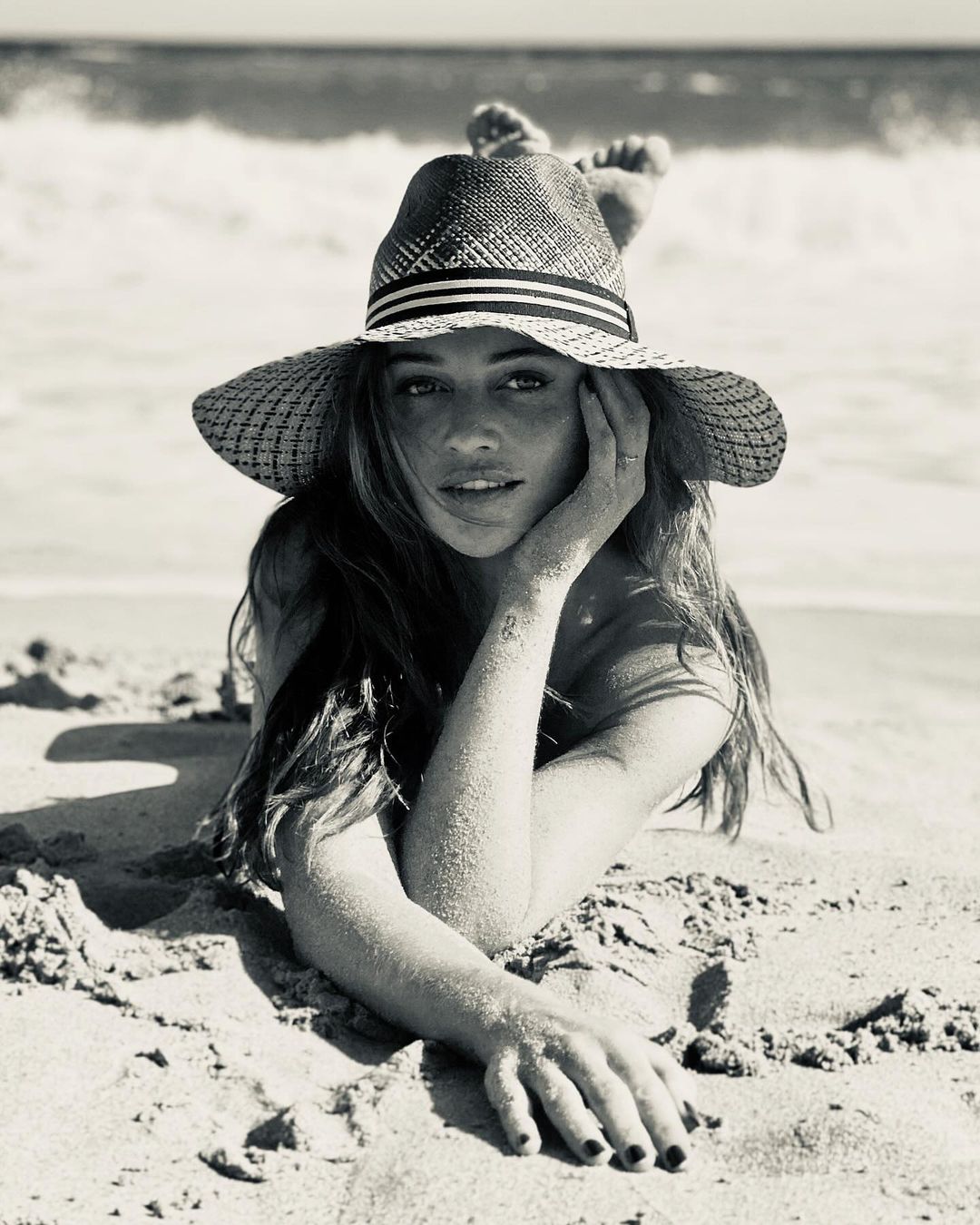 Cintia Dicker surpreende fãs com topless na praia e arranca suspiros: 'Maravilhosa' Reprodução/Instagram - 16.03.2024