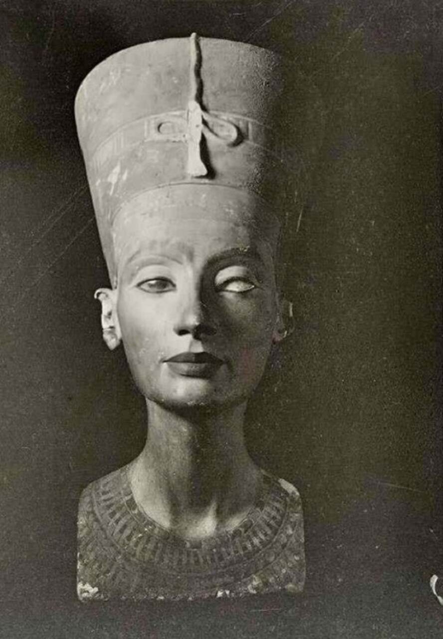 Embora a múmia de Nefertiti nunca tenha sido identificada, e os estudos para reconstruir seu rosto a partir da escultura sejam limitados, o busto continua sendo um dos artefatos mais importantes e discutidos da arqueologia egípcia. Reprodução: Flipar