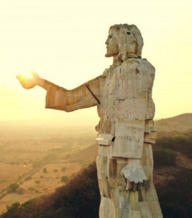 Também em setembro, no dia 9, um raio destruiu a estátua do Cristo Pescador, de 33 m de altura, localizada na comunidade de La Concordia, no estado de Chiapas, no México.  