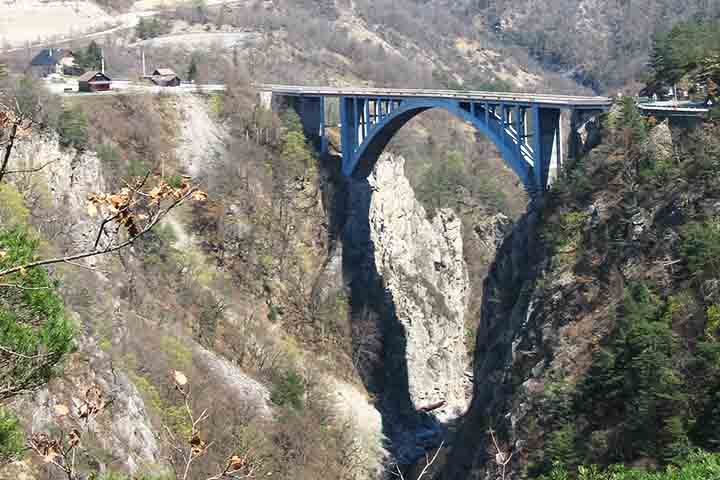 Ponte de Ponsonass, França: A antiga ponte suspensa foi destruída e em seu lugar foi instalada uma moderna ponte de concreto, que permite mais segurança na hora de pular a 103 metros do chão. Reprodução: Flipar