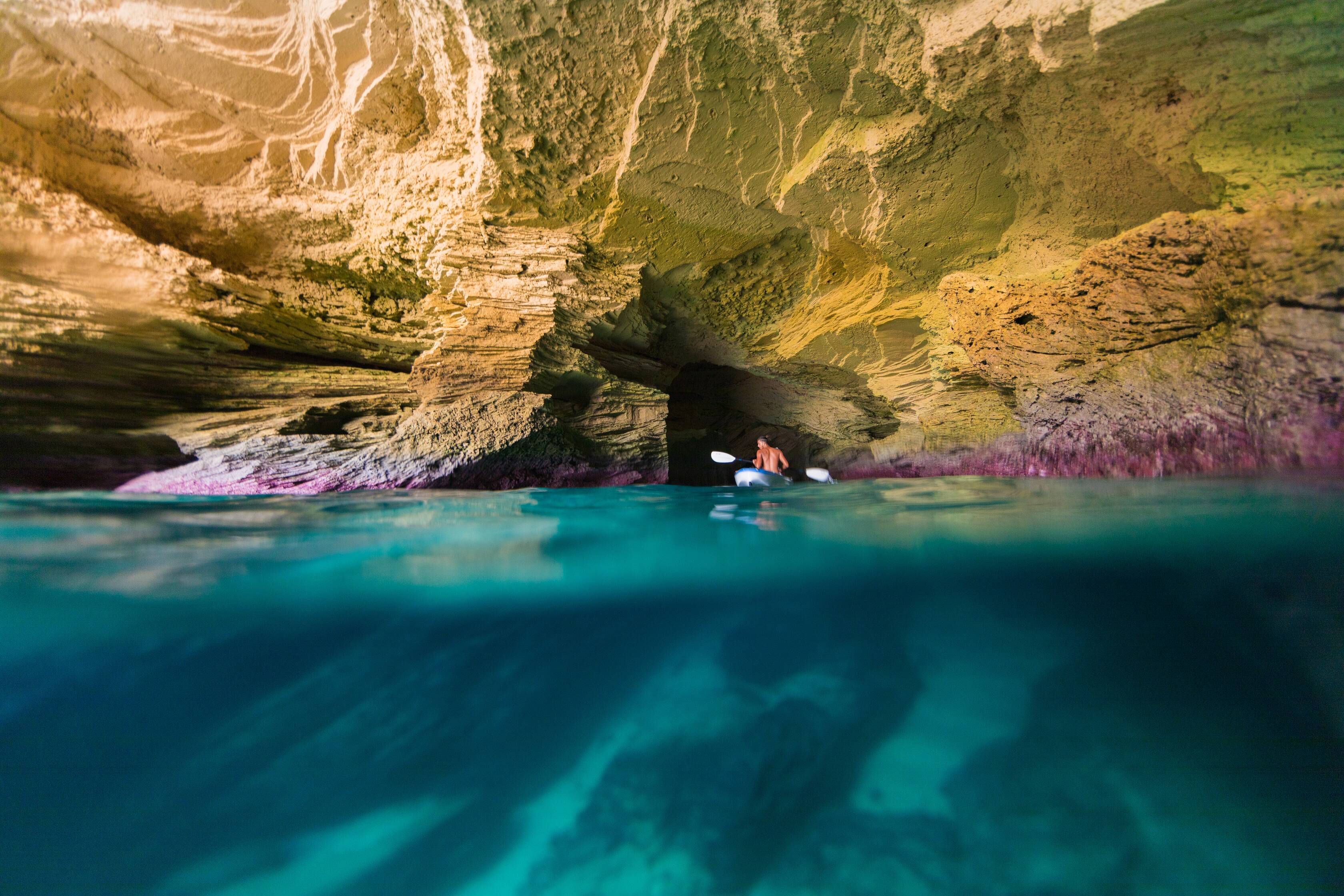 Operadoras de turismo oferecem atividades subaquáticas para os visitantes mais aventureiros, como mergulhos e snorkeling; na foto, caverna localizada em Prickly Pear, ilha próxima de Anguilla. Foto: Divulgação
