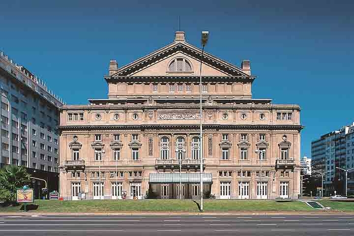 Outro símbolo portenho é o Teatro Colón, uma das mais importantes casas de ópera do mundo, palco onde se apresentaram monstros sagrados da música clássica como o tenor italiano Enrico Caruso e a diva Maria Callas. 

 Reprodução: Flipar