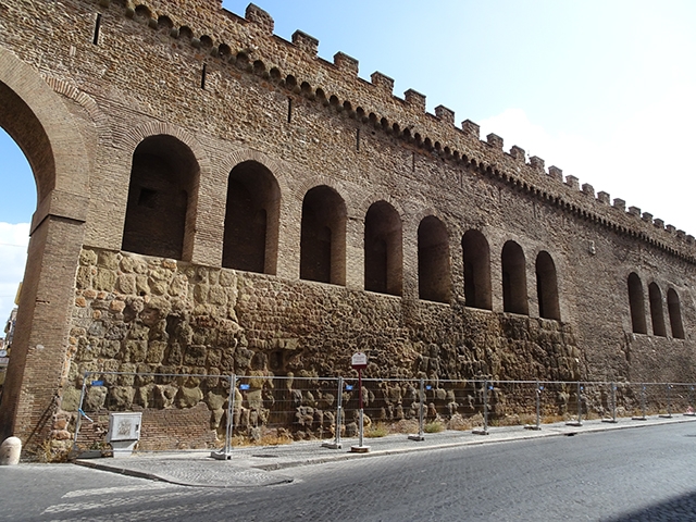 Durante séculos, os Sumos Pontífices tinham esse caminho de 10m de altura e 800m de comprimento para escapar de ameaças. O papa Alexandre VI, utilizou a passagem secreta em 1494, quando o rei de França, Carlos VIII, invadiu a cidade. O trajeto conecta o Palácio do Vaticano até a Fortaleza de Santo Ângelo Reprodução: Flipar