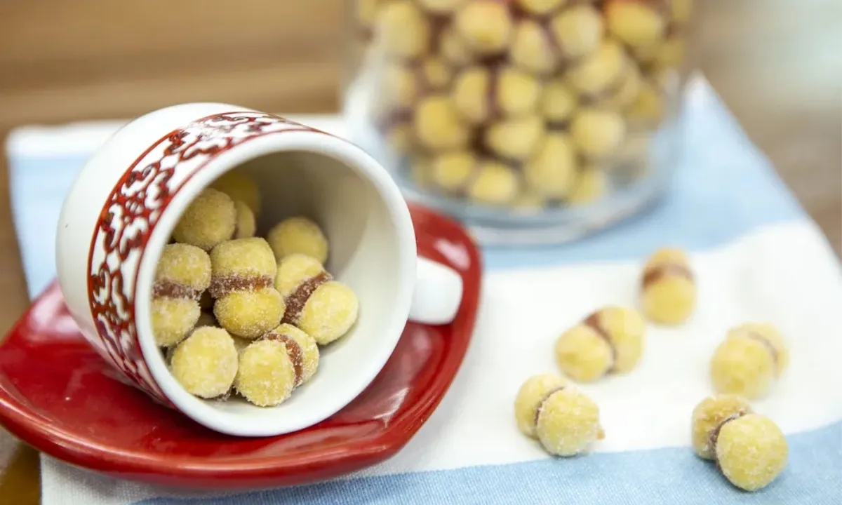 O biscoito tem origem portuguesa e é descendente indireto do famoso alfajor árabe, segundo informações dos principais sites sobre doces e guloseimas. No Brasil, a receita sofreu variações e ficou conhecida como o mais famoso quitute em casamentos. Reprodução: Flipar