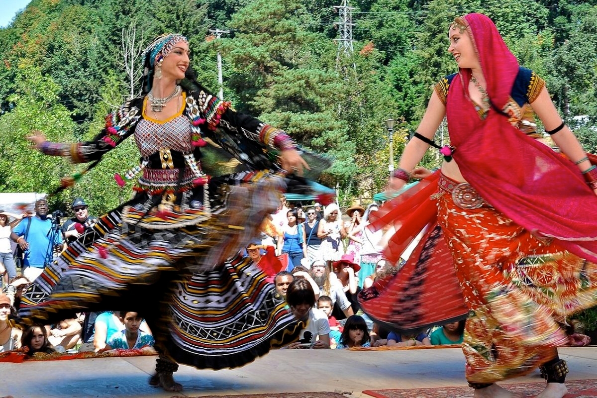 A dança cigana é expressiva e sensual, transmitindo alegria, emoção e liberdade. Reprodução: Flipar