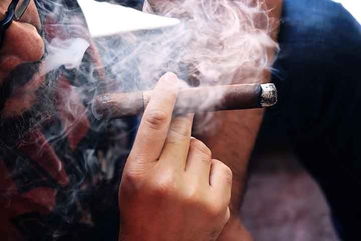 Os charutos contêm mais tabaco que os cigarros e emitem mais substâncias tóxicas quando fumados. Fumantes de charutos estão em risco de doenças respiratórias, câncer de boca e pulmão, já que o ato de fumar charuto geralmente envolve mais tempo de exposição à fumaça e maiores quantidades de nicotina e alcatrão. Reprodução: Flipar