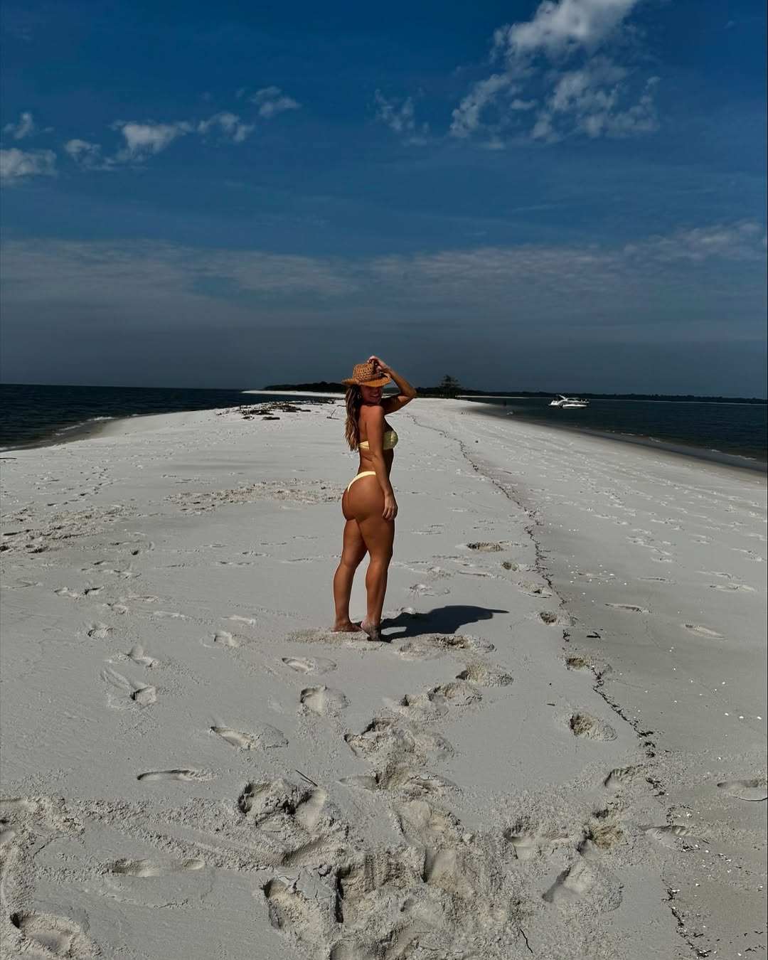Paolla Oliveira na praia. Foto: Reprodução Instagram - 23.4.2025