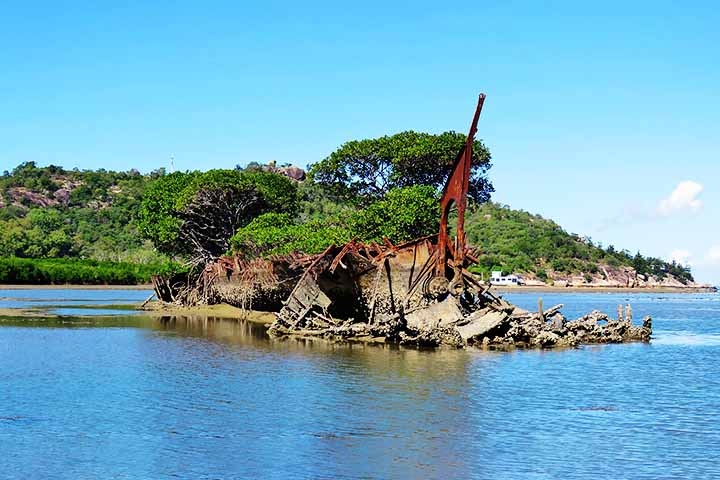Três anos depois do incêndio, o navio foi comprado por um morador da Ilha Magnetic, de nome George Butler, que pretendia transformá-lo em um quebra-mar para um píer. 
 Reprodução: Flipar
