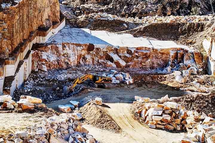 Pode ser encontrado em diversas regiões do mundo, especialmente em áreas com atividade geológica intensa. Pedreiras naturais de mármore estão presentes em cadeias montanhosas e vales ricos em calcário.  Reprodução: Flipar