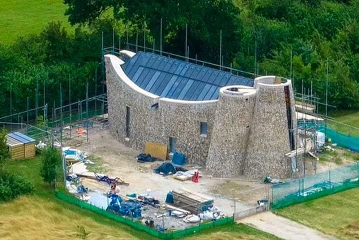 As autoridades locais investigaram a situação e, após algumas idas e vindas, concederam permissão para o uso recreativo do lago, desde que algumas condições fossem cumpridas, como a remoção de uma sauna construída no local. Reprodução: Flipar