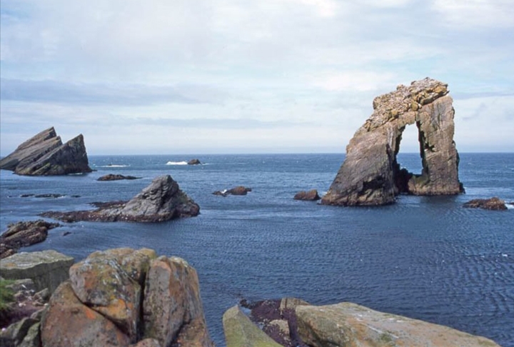 Foula (Escócia): É uma pequena ilha do arquipélago das Shetland, localizado no extremo norte da Escócia, no Reino Unido. Com uma população muito reduzida, Foula é conhecida por sua natureza intocada e paisagens deslumbrantes. Reprodução: Flipar