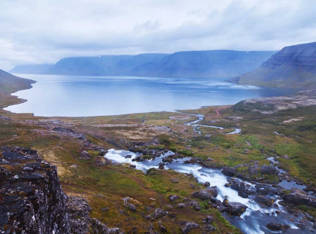 Fiordes Ocidentais - Islândia - Uma gigantesca península, conectada   por um istmo de 7 km de largura entre Gilsfjördur e Bitrufjördur. Em 2020 a região tinha  7.115 habitantes numa área de 9.409 km². Ali ficam as falésias de Látrabjarg - a maior habitada por pássaros no norte do Oceano Atlântico. Reprodução: Flipar