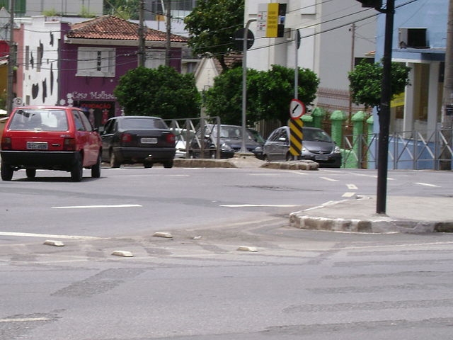 No Brasil, há ruas onde, excepcionalmente, a mão de trânsito é inglesa. E o cuidado deve ser redobrado. É o que ocorre, por exemplo, na rua Professor Morais, em Belo Horizonte (MG).  Reprodução: Flipar