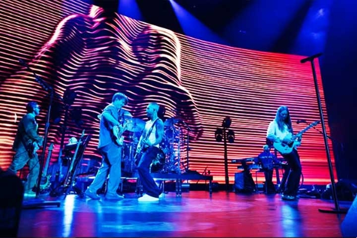 O Maroon 5 é uma das bandas de pop rock mais bem-sucedidas das últimas duas décadas, reconhecida mundialmente por sucessos que combinam melodia envolvente, letras românticas e forte apelo comercial. 
 Reprodução: Flipar