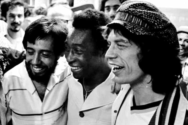 Outro encontro marcante de Sergio Mendes foi com o astro Mick Jagger, da banda Rolling Stones, e Pélé, em jogo do New York Cosmos, em 1977. O clube americano foi onde o Rei encerrou sua carreira de jogador de futebol. Reprodução: Flipar