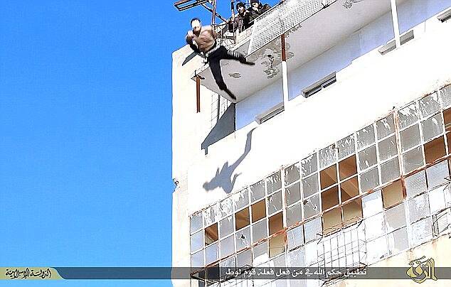 Estado Islâmico executou gays jogando-os de prédios. Grupo diz ter feito mais de 20 execuções do tipo. Foto: Reprodução/ISIS