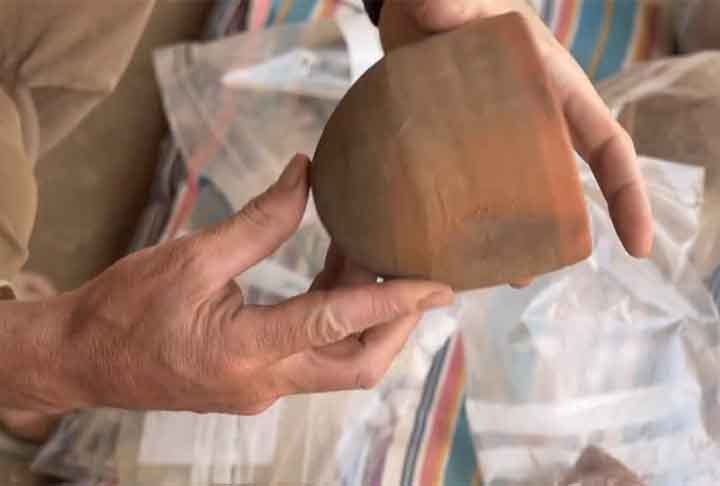 Objetos encontrados dentro das tumbas sudanesas revelam um comércio pulsante entre o país e regiões da Ásia e da Europa. No interior das câmaras funerárias foram encontradas, por exemplo, peças de cerâmicas oriundas da China e de Roma, na Itália. Reprodução: Flipar