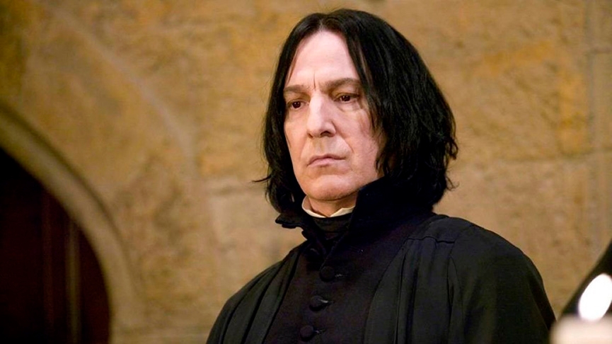 Alan Rickman - Foi um dos grandes nomes da saga. O ator inglês compôs um tipo único na pele do professor Severus Snape, misto de vilão e herói com participação preponderante na saga. A voz grave reforçou o tom soturno do personagem. 