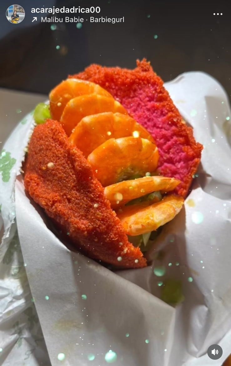 Agora alguns quitutes que fazem sucesso no Nordeste.
Acarajé: Bolinho feito de feijão-fradinho frito em azeite de dendê e recheado com vatapá, camarão seco e pimenta. Tem forte influência africana e é uma estrela da culinária baiana. Calorias: cerca de 300 kcal. Reprodução: Flipar