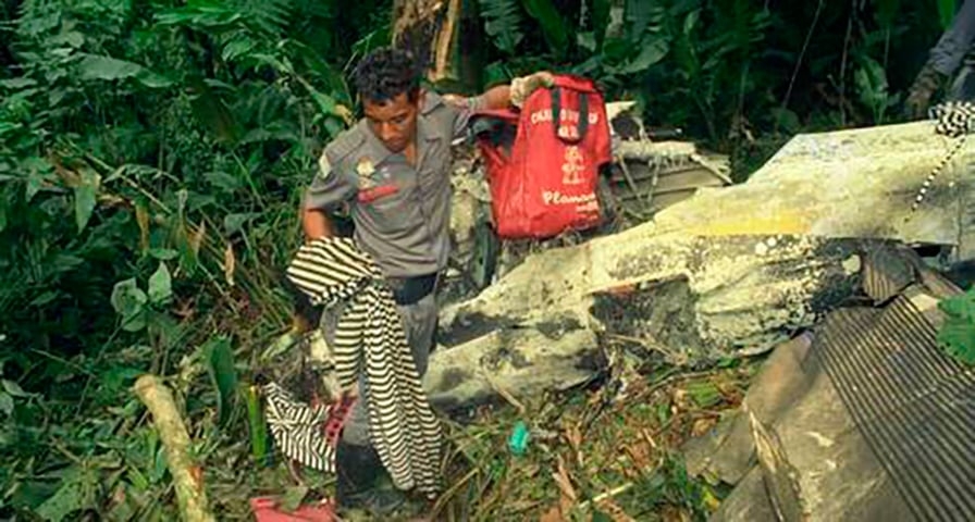 Entre as causas do acidente, o inquérito apontou inexperiência do co-piloto e fadiga do piloto, que teve uma carga horária exaustiva com a banda. O mesmo avião, com a mesma tripulação, havia levado o grupo para o show em Brasília.  Reprodução: Flipar