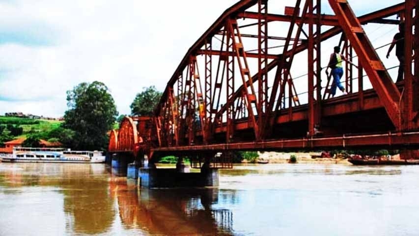 A cidade é conectada a Igaraçu do Tietê pela Ponte Campos Salles, também conhecida como Ponte dos Arcos. 
 Reprodução: Flipar