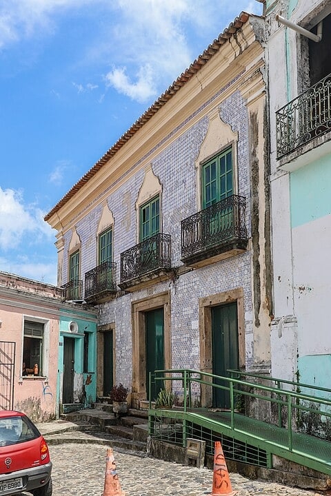 Casa das Sete Mortes - Salvador, Bahia - Há relatos de que um crime foi cometido em 1755, nunca desvendado e, desde então, outros assassinatos de escravos e suas famílias também aconteceram no lugar. A vizinhança afirma que escuta barulhos inexplicáveis dentro da residência. Reprodução: Flipar