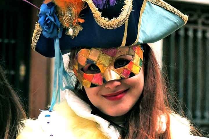 No Carnaval brasileiro, os personagens aparecem ainda hoje representados em blocos e salões com suas caracterizações clássicas. Eles foram integrados à festa no Brasil graças a composições que se inspiraram na commedia dell’arte no início do século 20.
 Reprodução: Flipar