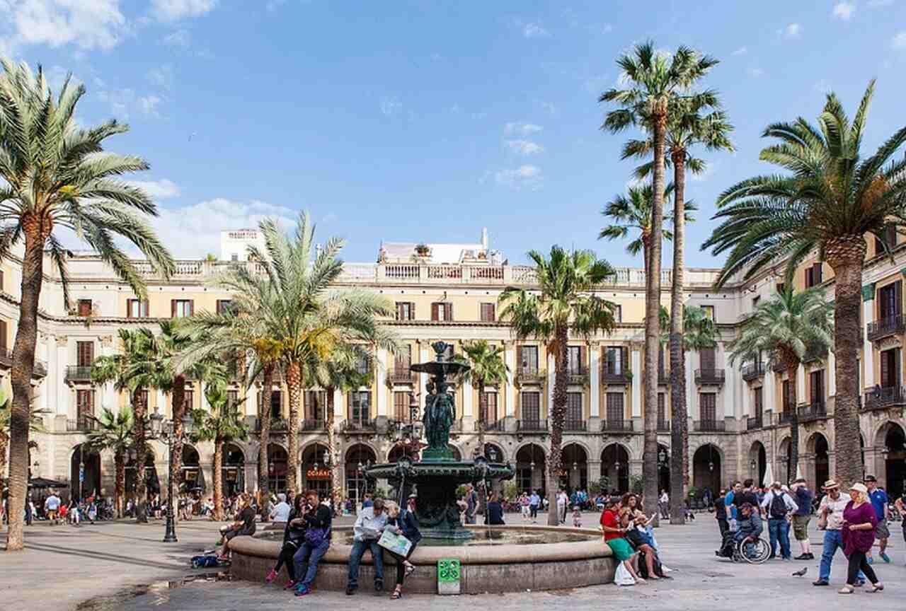 Bairro Gótico (Barri Gòtic) - O Bairro Gótico é o centro histórico de Barcelona, com ruas estreitas e praças medievais que datam da época romana. Aqui encontram-se importantes marcos como a Plaça Reial, a Plaça Sant Jaume e a Catedral de Barcelona. Reprodução: Flipar