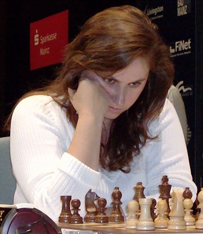  Judit Polgar - Entre as mulheres, quem tem renome internacional mais forte é a húngara Judit Polgar, 45 anos. Em 1991, aos 15 anos, tornou-se a pessoa mais jovem a conquistar o título de Grande Mestre Internacional. Também foi a mais jovem (12 anos) a entrar na lista dos 100 melhores enxadristas da FIDE, na 55ª posição.  Reprodução: Flipar