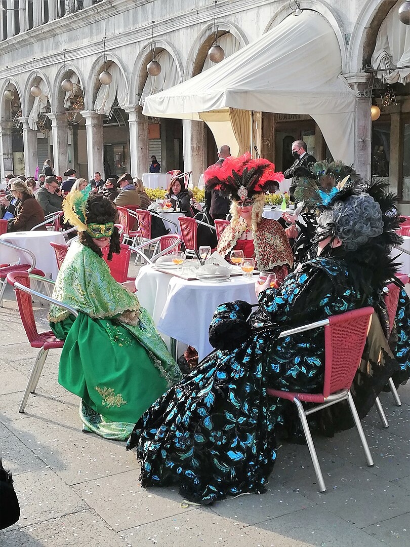 Atualmente, a celebração leva milhares de pessoas de todo o mundo à Praça São Marcos. Quem visita Veneza encontra muita festa, desfiles de fantasias e máscaras de todos os gostos, seja nas ruas ou nos barcos que atravessam os canais da cidade. Reprodução: Flipar
