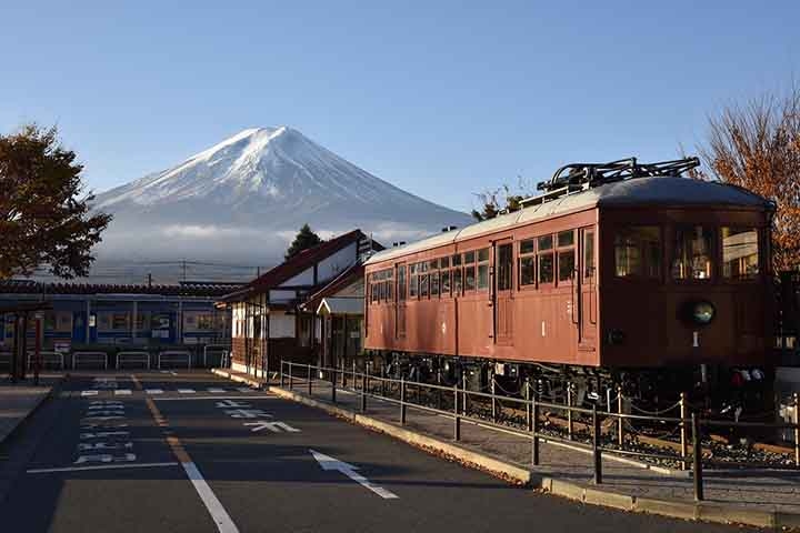 A criação da barreira não é a única ação imposta para lidar com a popularidade do Monte Fuji. Com a temporada de verão, uma taxa aproximada de R$ 65 está sendo cobrada dos turistas que desejam ascender pela rota mais utilizada. Reprodução: Flipar