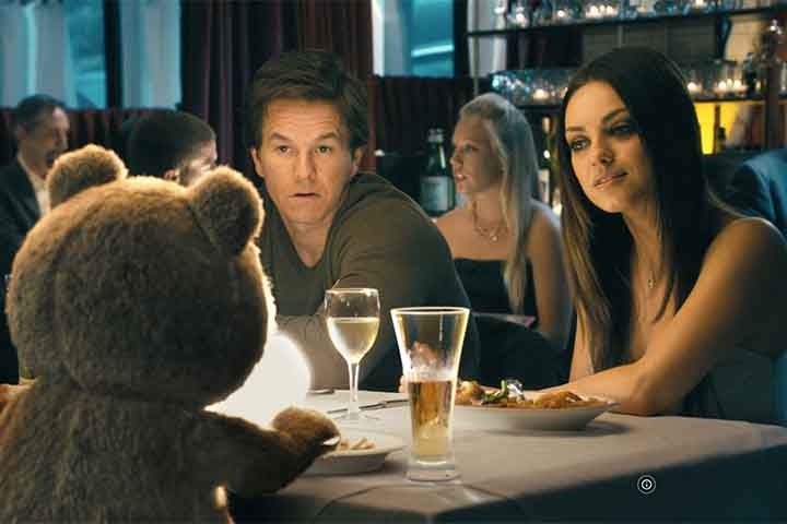 Além de “Cisne Negro”, Mila Kunis também brilhou em comédias de sucesso como “Ted”, “Amizade Colorida” e “Perfeita é a Mãe”, consolidando-se como uma atriz capaz de transitar entre gêneros com facilidade.
 Reprodução: Flipar