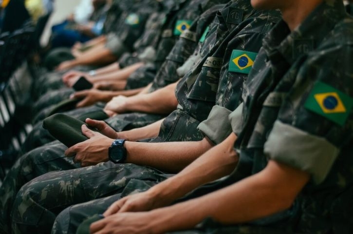 As Forças Armadas brasileiras são compostas pelo Exército, Marinha e Aeronáutica. Focam em missões de paz e segurança interna, com destaque para a Amazônia. O Brasil busca modernização e integração regional em questões de defesa e segurança. A posição é 12º, com 0.1944. Reprodução: Flipar