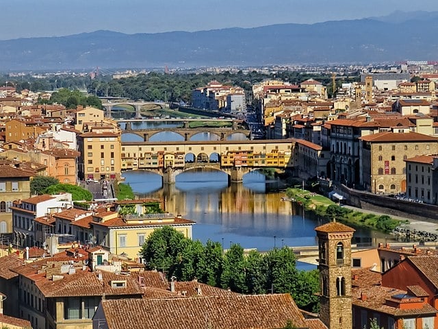 Florença (Itália) - Fica na Toscana, sendo a maior cidade dessa região e uma das mais belas do mundo. Fundada em 396 a.C, foi pulsante na Idade Média e abrigou grandes nomes do Renascimento Italiano, período entre os séculos 14 e 15 que marcou justamente a transição para a Idade Moderna. Tem cerca de 347 mil habitantes.  Reprodução: Flipar